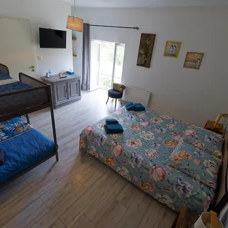 La Longere Homestay *
